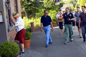 Die Sagehorner auf dem Weg zum Gasthaus Kackebart