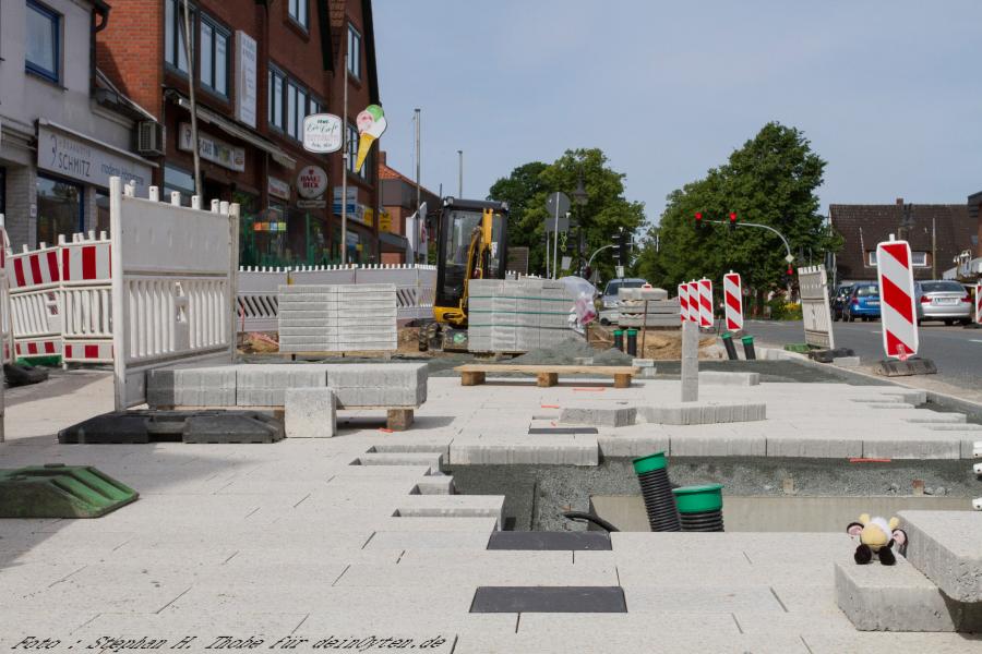 Oytens Hauptstraße in Richtung Bremen. Die Parkbuchten und der Bürgersteig sind aufgerissen. In einem Jahr sollen hier wieder viele neue Bäume stehen.