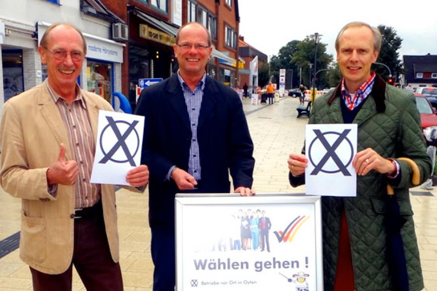 Axel Diekmann VdS-Marketing (links), Hans-Joachim Blohme 1. Vorsitzender (rechts), Axel Junge Vertreter des Oytener Bürgermeisters (mittig)